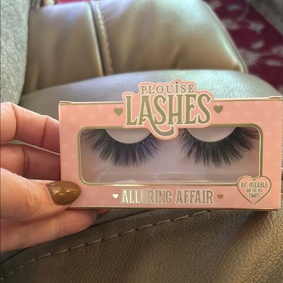Plouise Eyelashes Gorgeous addition to any makeup adventure - Picture 5 of 9